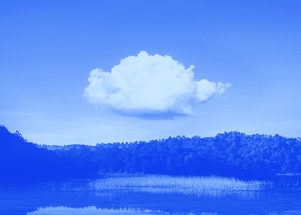 chmura nad jeziorem