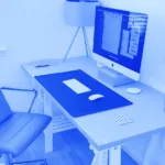 home office biurko na niebiesko