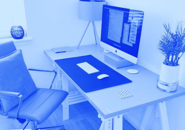home office biurko na niebiesko